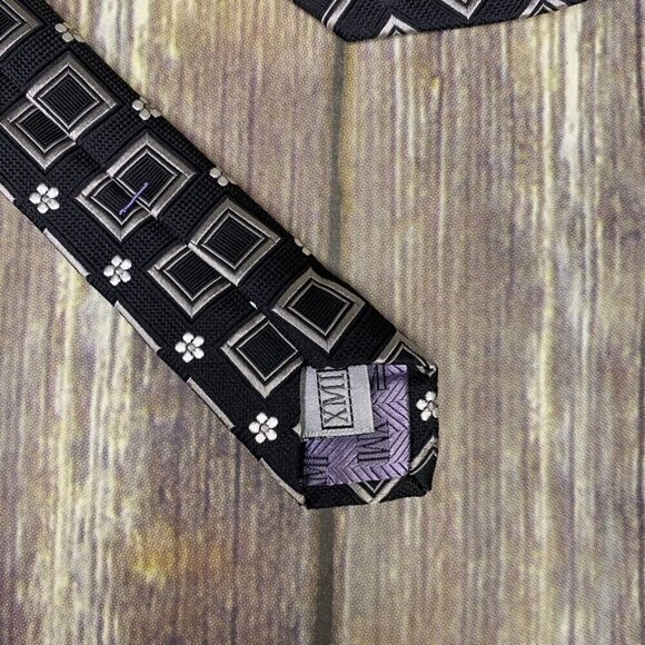 XMI 100% Silk Made in USA Geometric Daisy Print Black Neck Tie - Picture 3 of 4